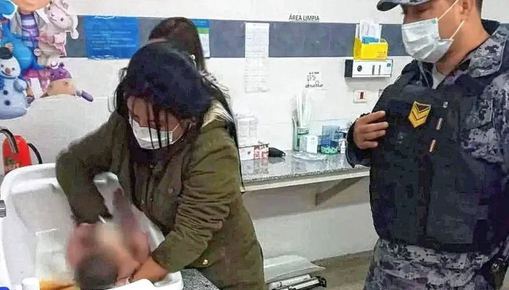 Un bebé recién nacido fue rescatado de un pozo en Chaco: detuvieron a su madre