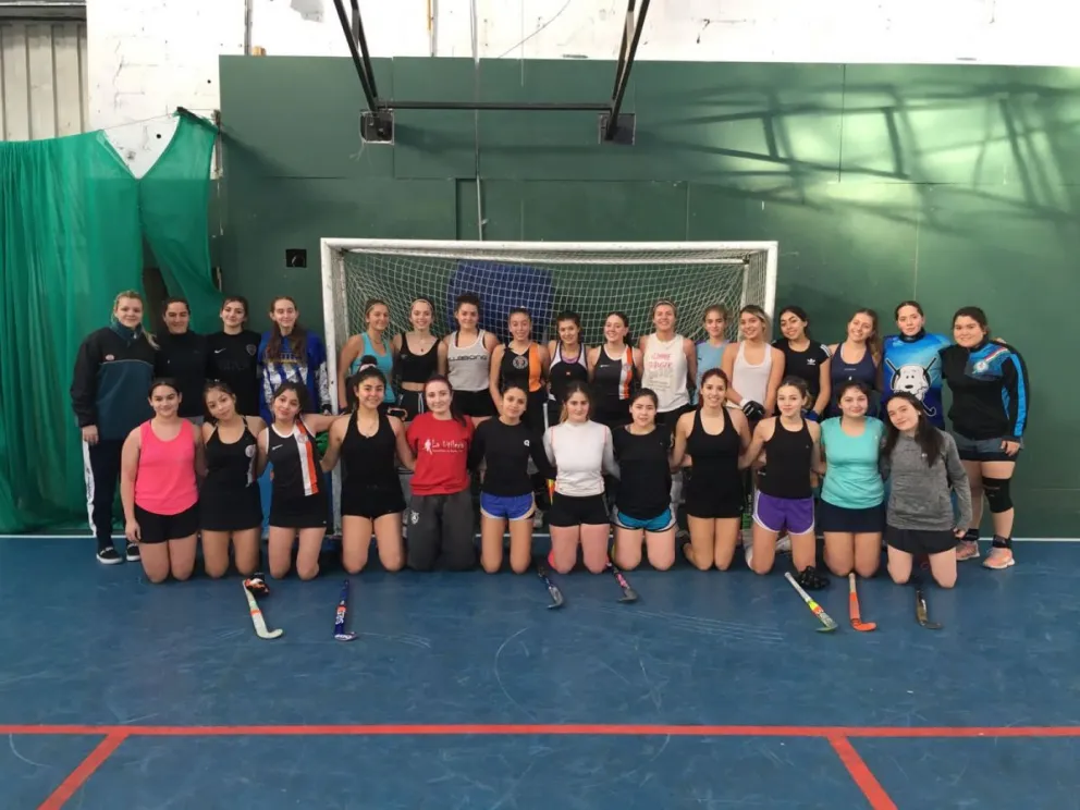 Con gran motivación, las menores del hockey pista de los Lagos comenzaron a entrenar