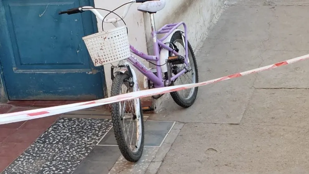 ¡Un espanto! Atropellaron a una niña en bicicleta