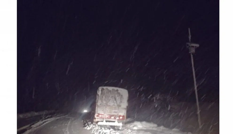Por las intensas nevadas sobre las rutas de la región, piden postergar los viajes 