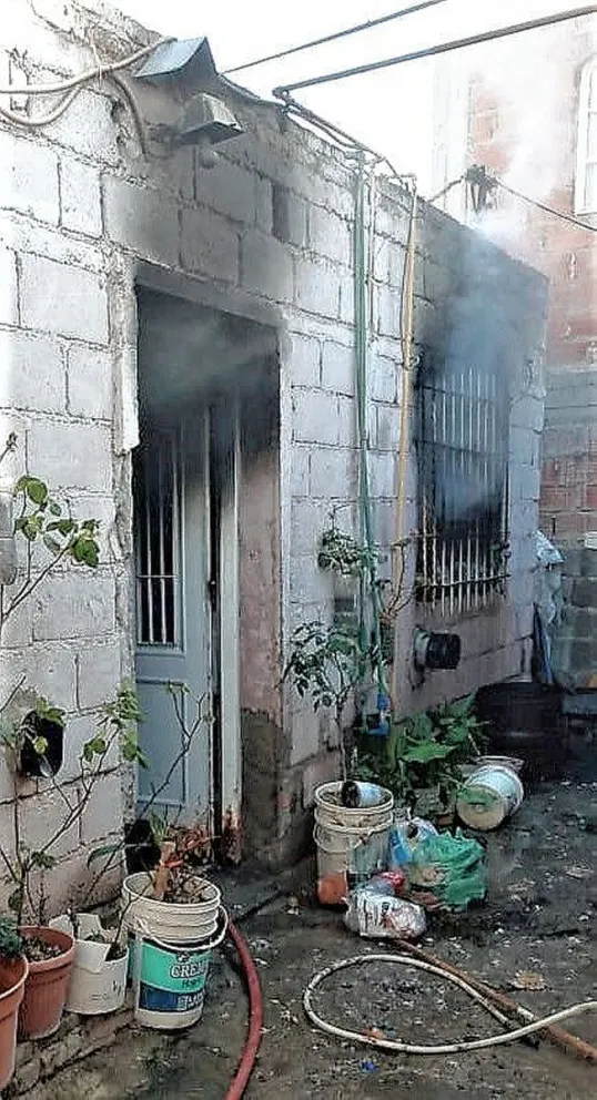 Puso a secar colchones cerca de un calorama y provocó un incendio en su casa de Trelew