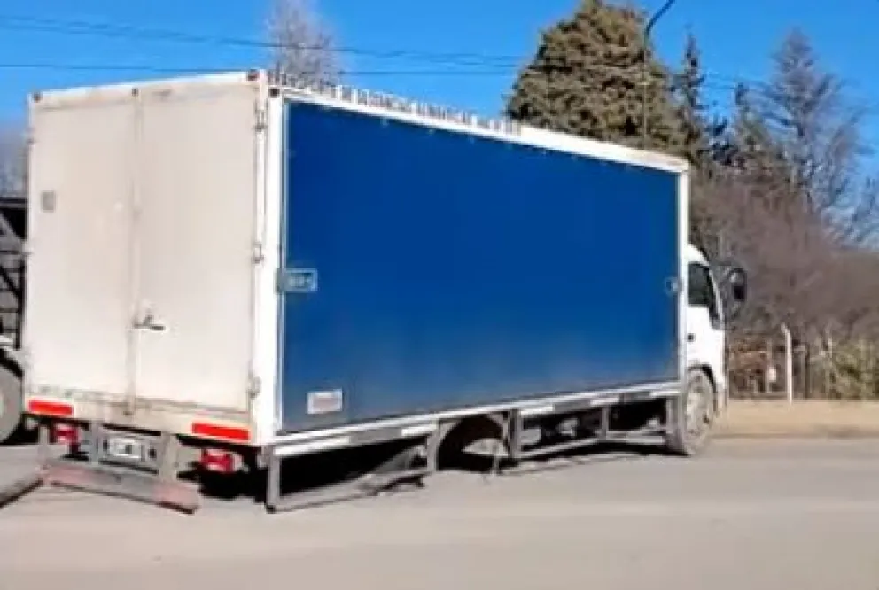 Un camión perdió el eje trasero mientras circulaba por Ruta 65 