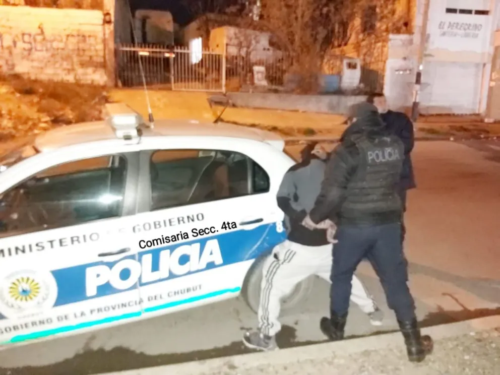 Le arrojó una lata de cerveza a la policía, fue demorado y tenía un arma 