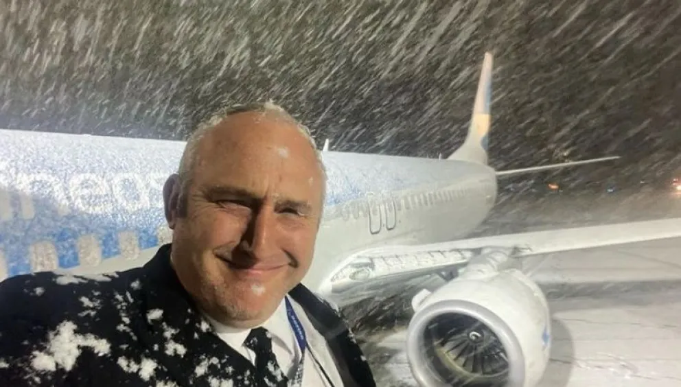 En pleno temporal de nieve así es el procedimiento de deshielo antes del despegue