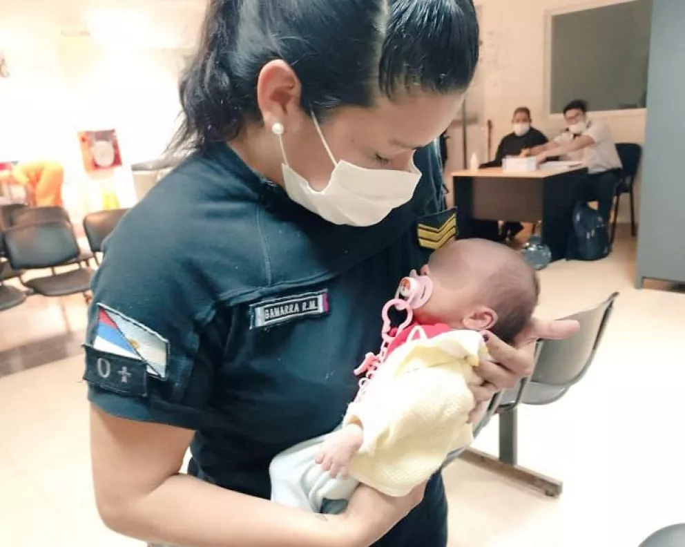 Posadas: policías reanimaron a una beba que se ahogaba en los brazos de su madre 