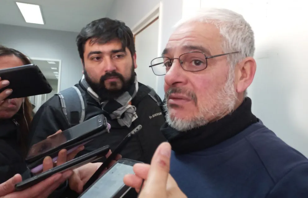 “La indignación me llevó a esto”, dijo el trabajador que estuvo colgado en lo alto de una antena del hospital