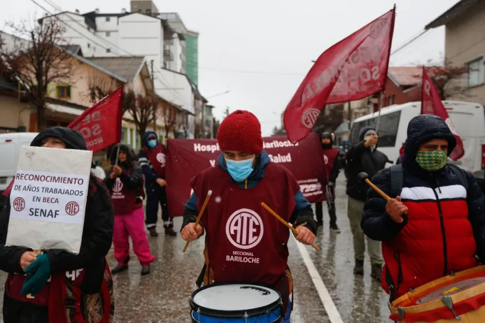 Trabajadores del Estado movilizados bajo la nevada