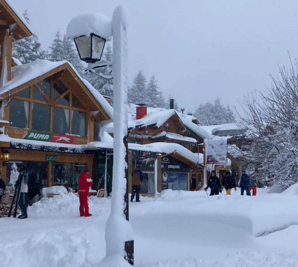 Postales únicas: cerca de 50 centímetros de nieve en la base de Catedral