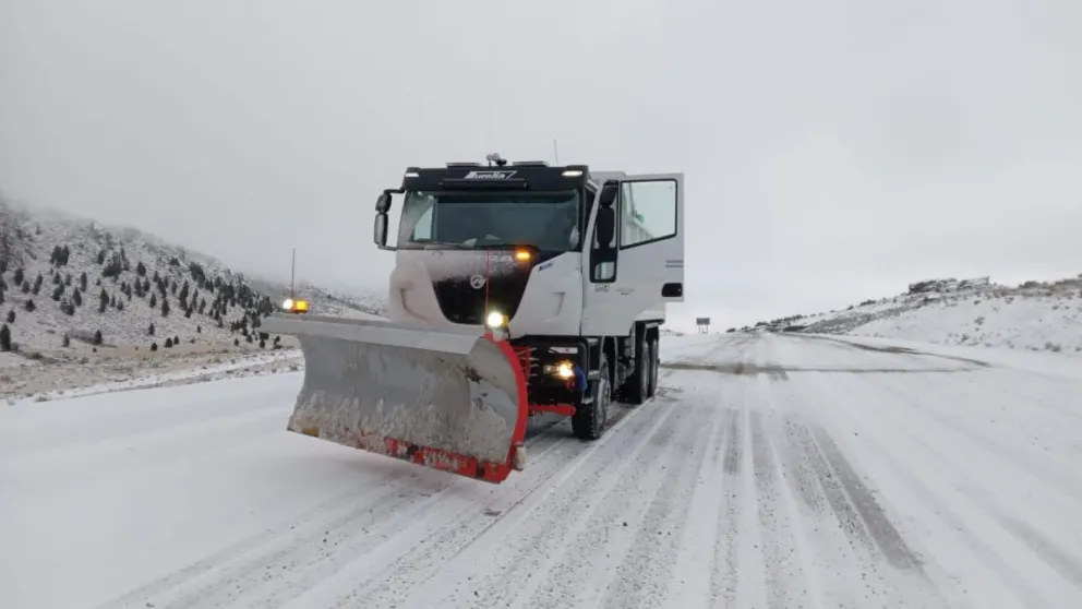 Trabajadores viales intensifican las tareas para despejar rutas