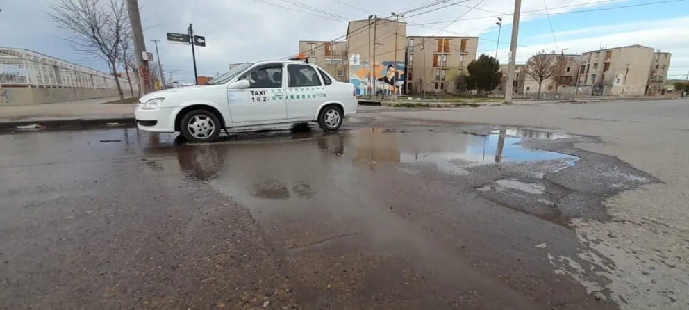 Hay una laguna de desbordes en la esquina de la Cooperativa Obrera