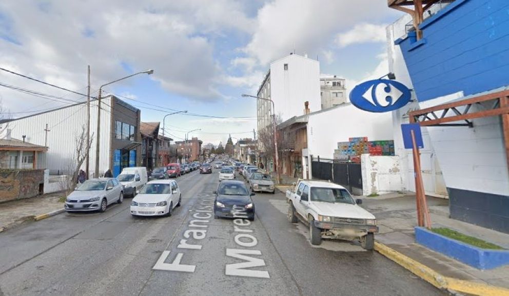 Trepó un portón de dos metros e ingresó al depósito de un supermercado