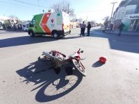 Una motociclista que llevaba casco rompió el parabrisas de un auto durante un choque en esquina peligrosa