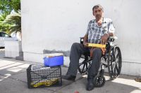 Una silla de ruedas no lo detiene. Con dulces y banderitas Juan Pedro recompone su vida