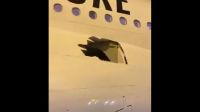 |VIDEO| ¡Increíble! Un avión voló con un agujero en uno de sus lados