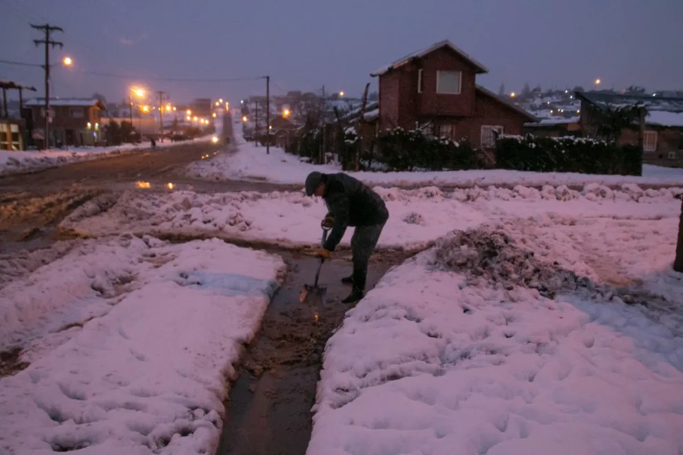 Por los cortes de energía hay varios barrios de Bariloche sin agua