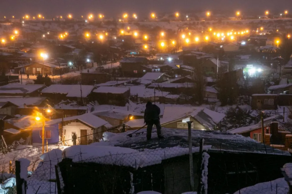 En algunos barrios los vecinos debieron trabajar arduamente por la persistente nevada