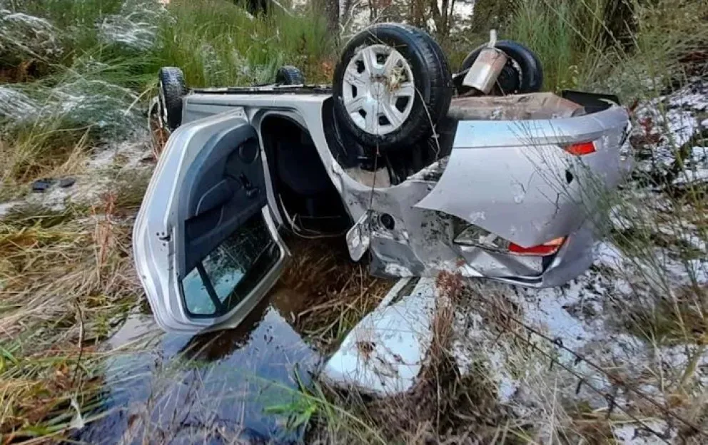 Familia brasilera volcó cerca de La Angostura con un auto alquilado en Bariloche  