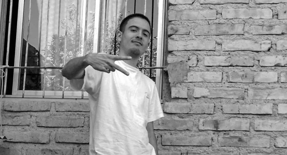 Intensa búsqueda de un joven en Roca 