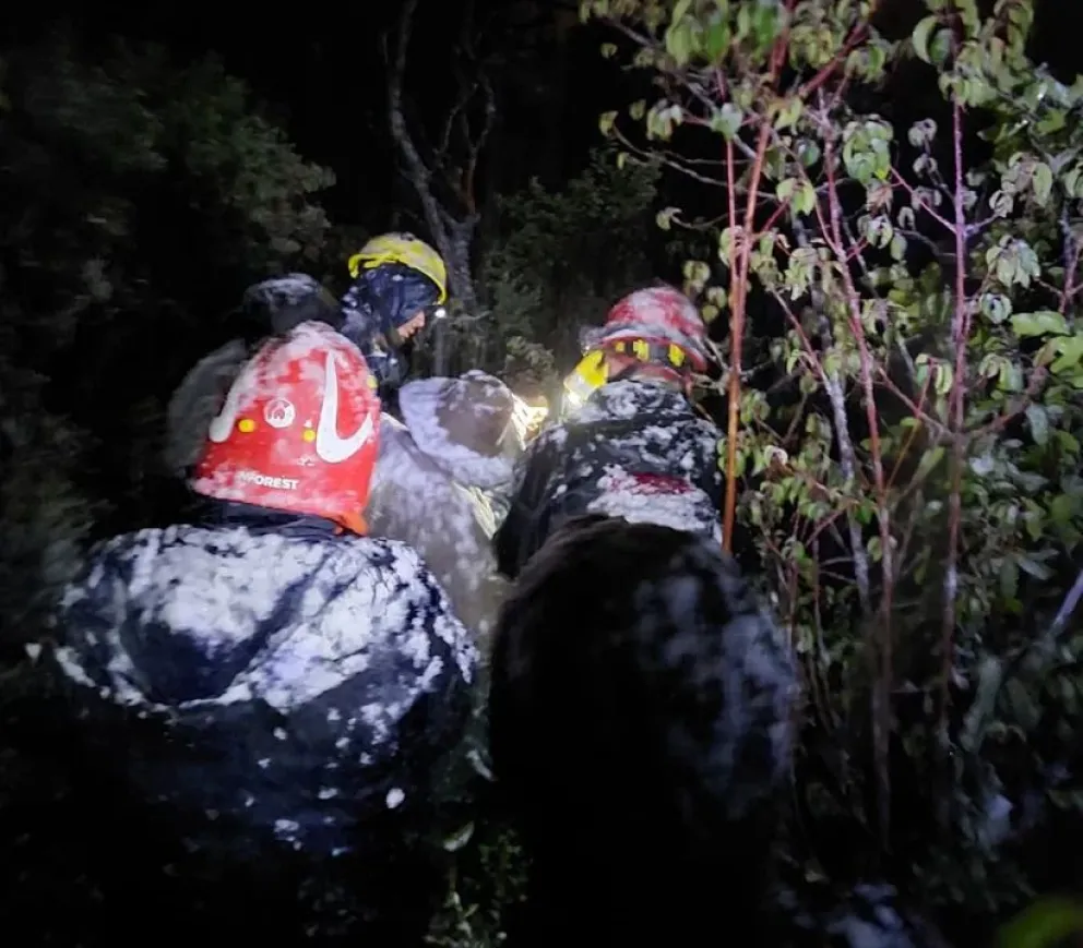 Rescataron a un hombre que pasó un día perdido en el cerro Currumahuida