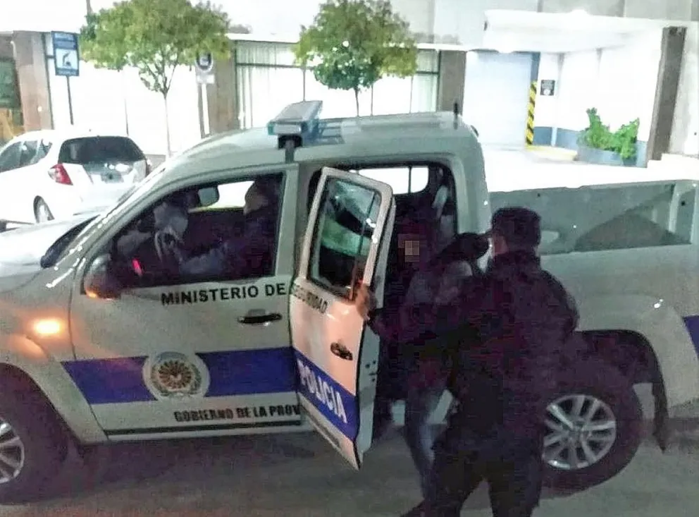 Ladrón quiso apuñalar a policía con un cuchillo de cocina cuando lo encontró robando en un camión