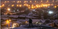 Temporal de nieve y viento en Bariloche: arduo trabajo de los vecinos para despejar sus casas