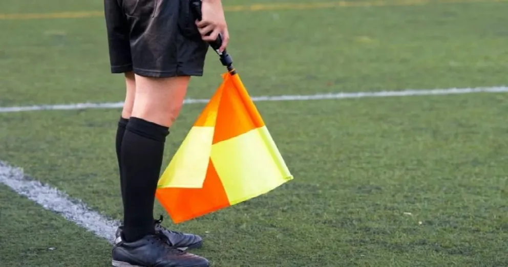 La absurda excusa de un futbolista tras dejar inconsciente a una jueza de línea al golpearla y patearla
