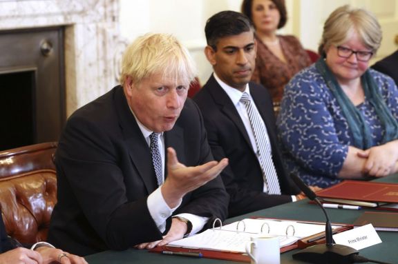 Boris Johnson asegura que seguirá al frente del gobierno británico pese a las renuncias de su gabinete