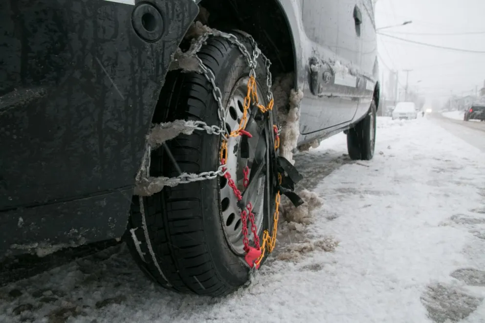 El municipio pide uso obligatorio de cadenas por hielo negro en las calles de Bariloche