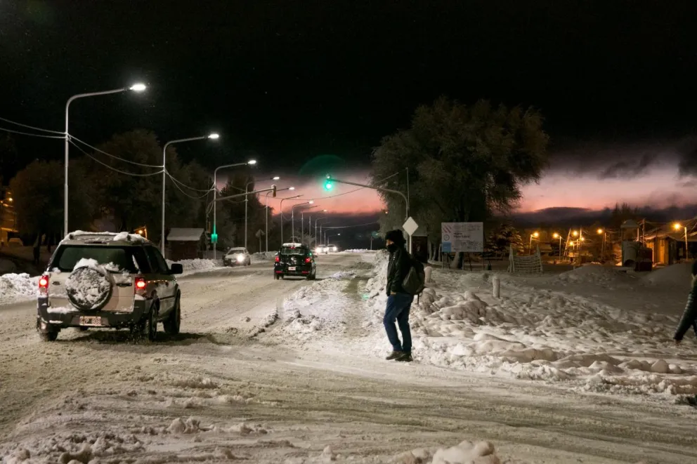 La nieve se acumuló muchísimo y sigue generando inconvenientes