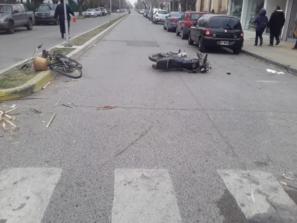 A pesar de los semáforos inteligentes, siguen chocando en la avenida 25 de Mayo