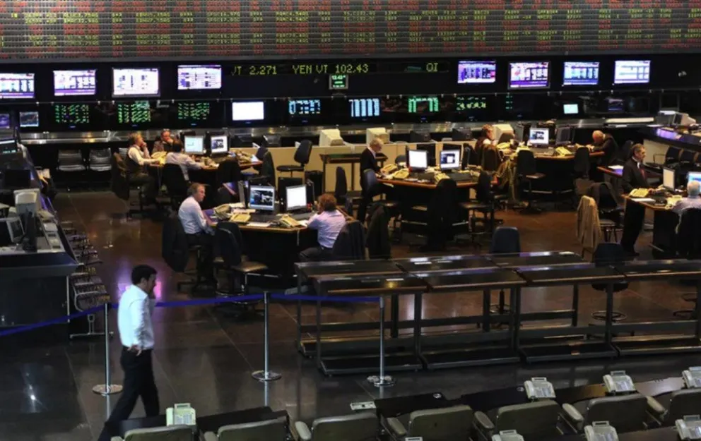 Mercados: el riesgo país no encuentra techo ante un nuevo desplome de los bonos