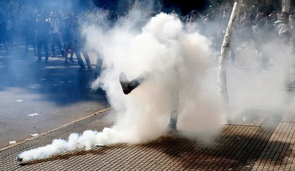 Policías probaron gases lacrimógenos cerca de una escuela y los alumnos terminaron intoxicados 