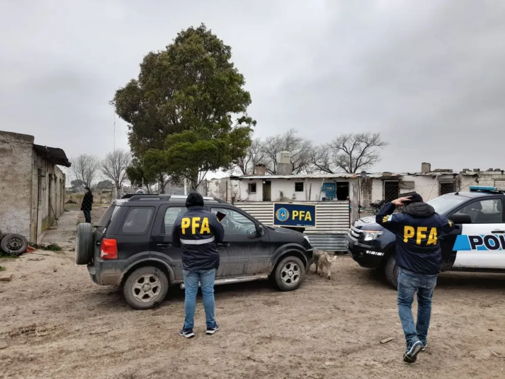 Secuestraron gran cantidad de armas y drogas en una Toma cerca del Parque Industrial