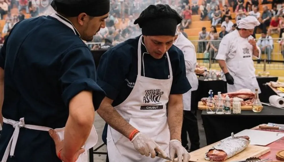 ¡Un aplauso para el asador! Falta poco para que comience el Campeonato Federal del Asado