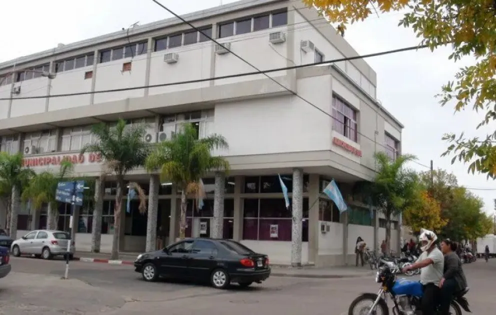 Insólito: un intendente pagará un bono a municipales por el “Día del Amigo”