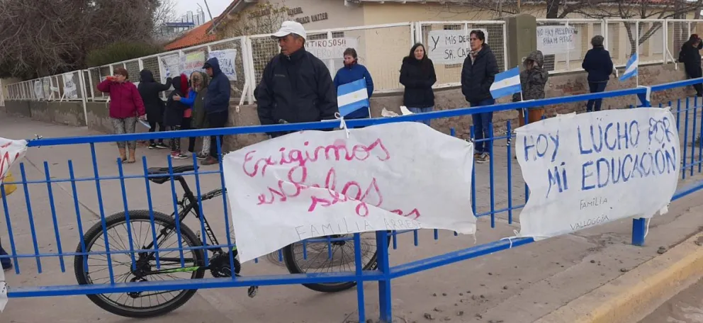 Escuela 95: Se movilizaron exigiendo celeridad en las obras y preocupa el traslado diario en colectivo