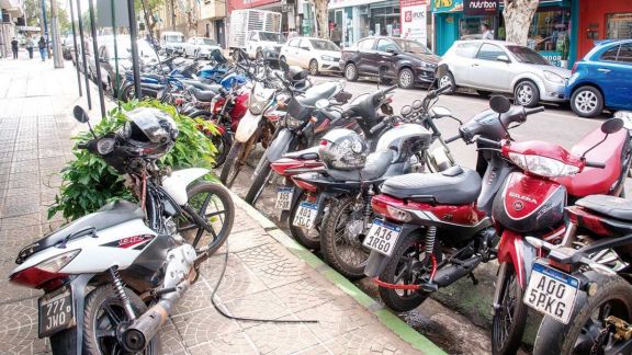 Motociclistas piden más lugares para estacionar en el centro