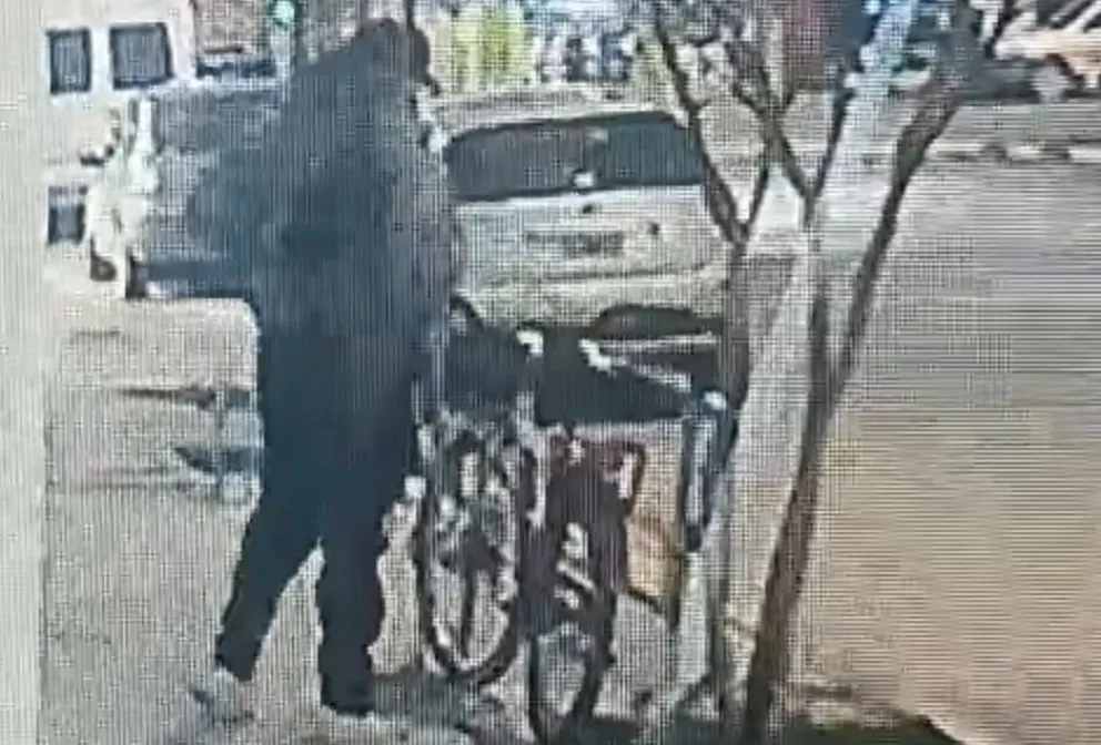 Mirá el video sobre cómo actúan los ladrones de bicicletas en Viedma