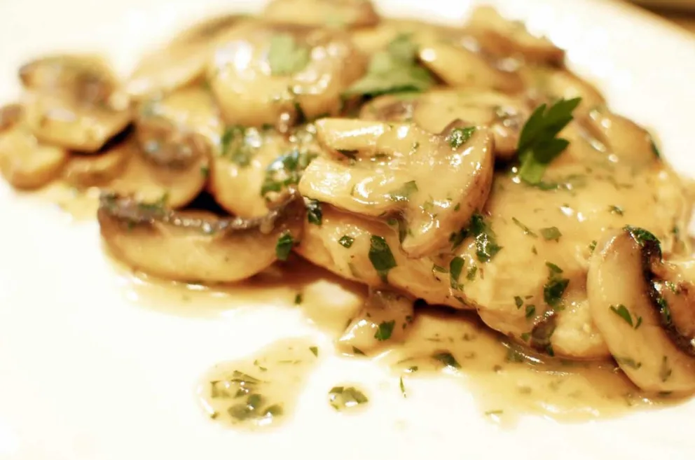 Una opción exquisita: receta de pollo al vino blanco con champiñones