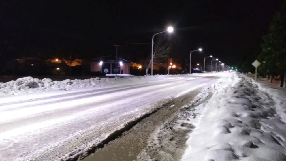 El feriado extra largo arranca con fuertes nevadas y extrema precaución al conducir en Bariloche