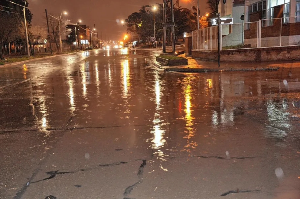 Frío, lluvia y nieve durante una tarde de miércoles en Comodoro