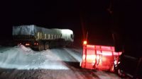 Un camión quedó atravesado por la acumulación de hielo y nieve en la ruta 23