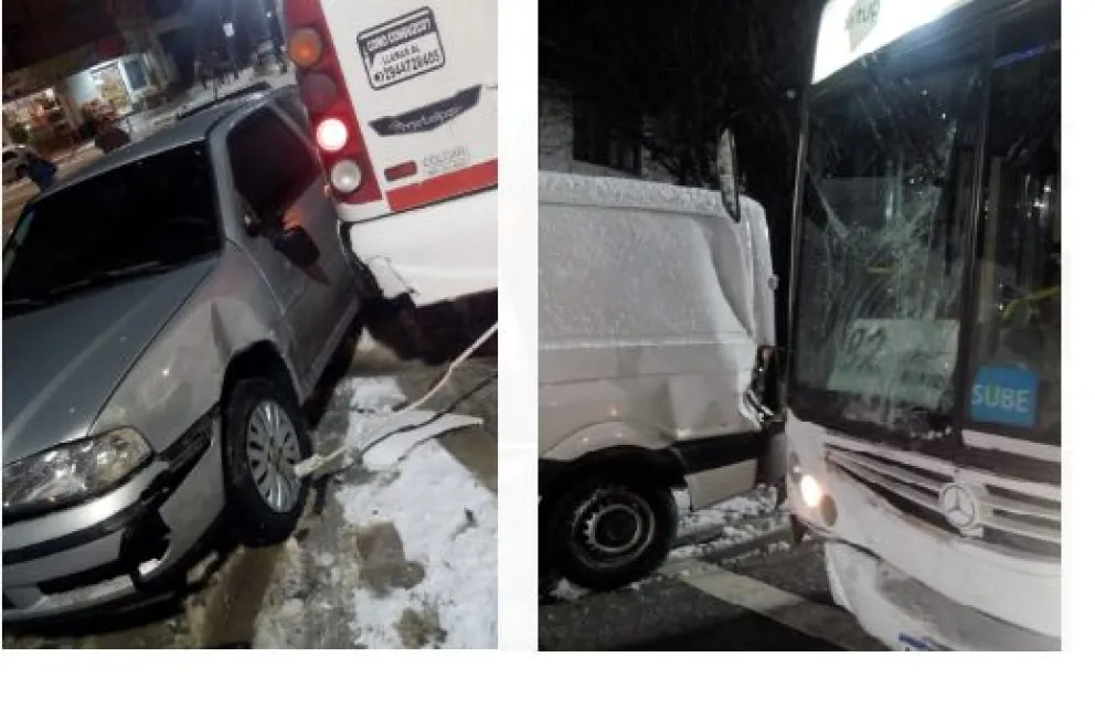 Un colectivo fuera de control colisionó a una camioneta estacionada y a otro auto