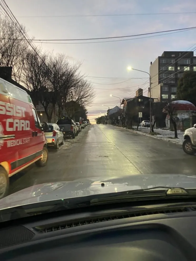 Jueves con baja temperatura y formación de hielo en la calzada en Bariloche