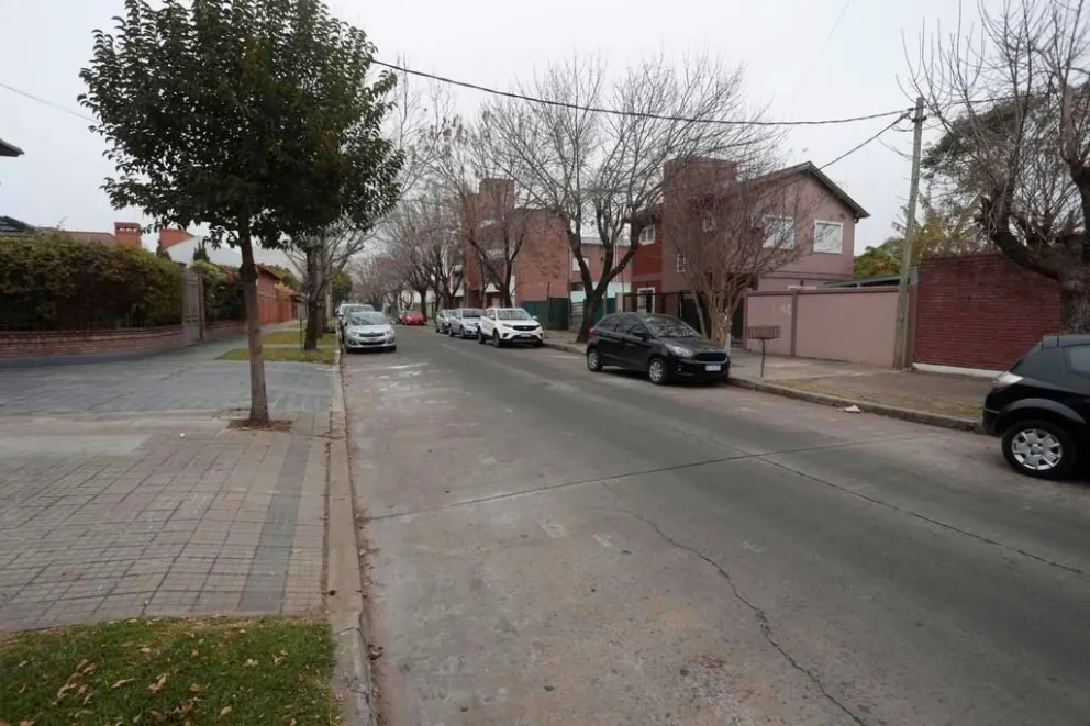 Pesadilla real en La Plata: una mujer se despertó y estaba rodeada por siete encapuchados