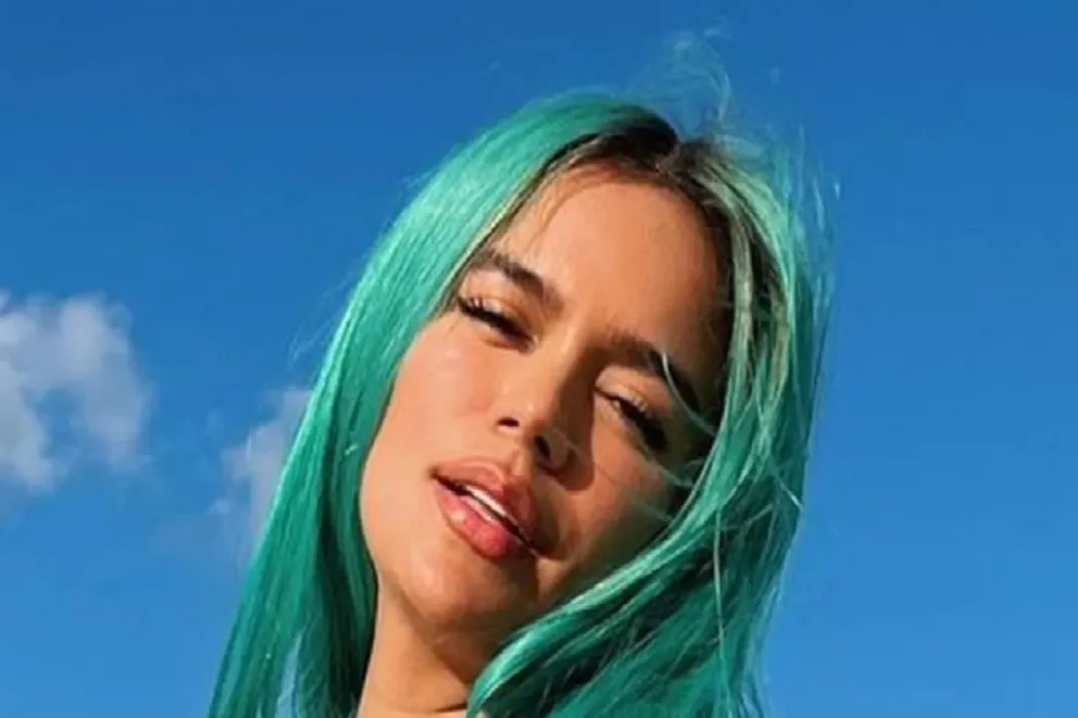 Karol G, jala su hilito dental y casi enseña de más 