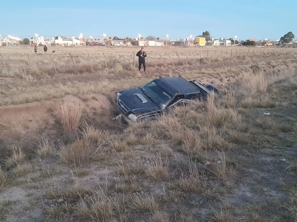 Perdió el control de la camioneta y terminó en una alcantarilla ubicada al costado de la ruta 3