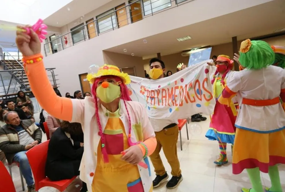Los Payamédicos, verdaderos doctores de la risa, fueron homenajeados en el Deliberante