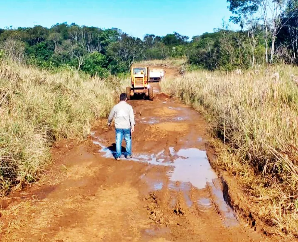 Alta demanda en reparación de caminos vecinales en la zona rural