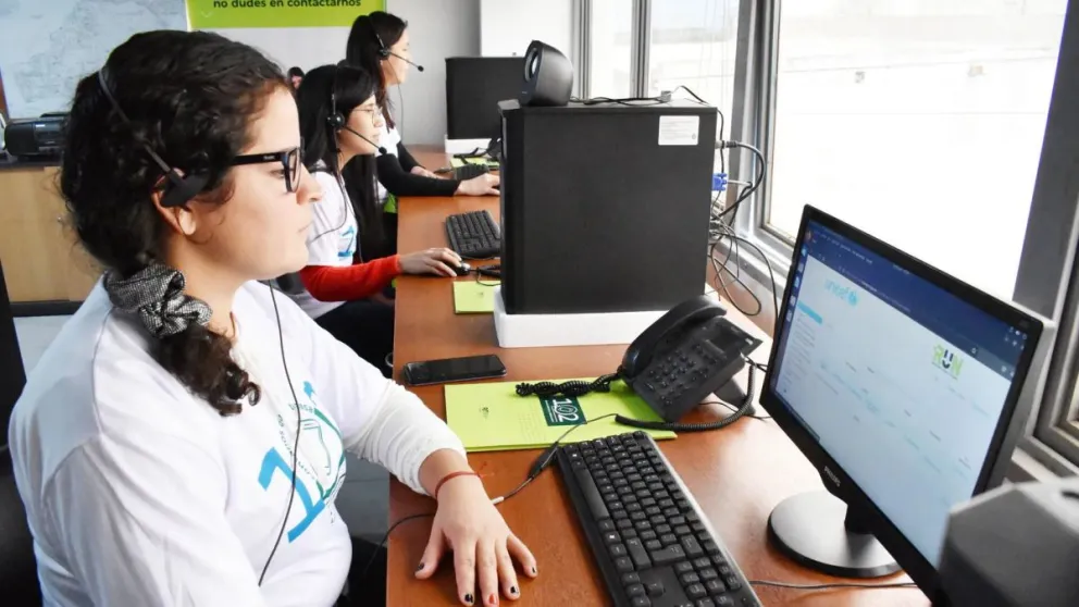 Existe una Línea disponible las 24hs para denunciar abusos contra las infancias 